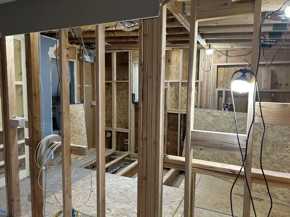 Licensed electrician providing emergency electrical service in , 