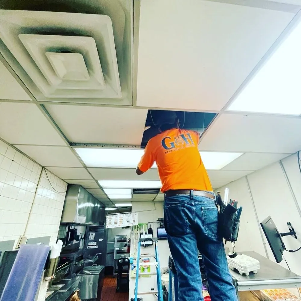 Licensed electrical service for homes in lighting installation,  by 