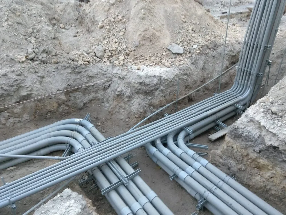 Certified electrician providing emergency electrical service in , 