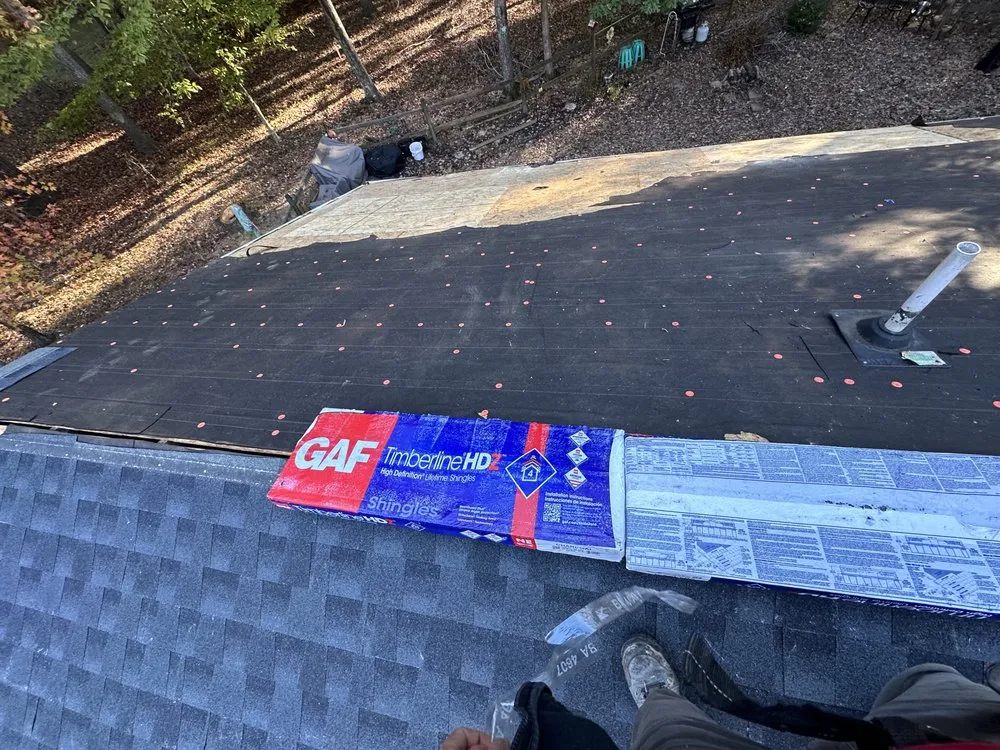 Emergency electrician providing circuit breaker repair in , 