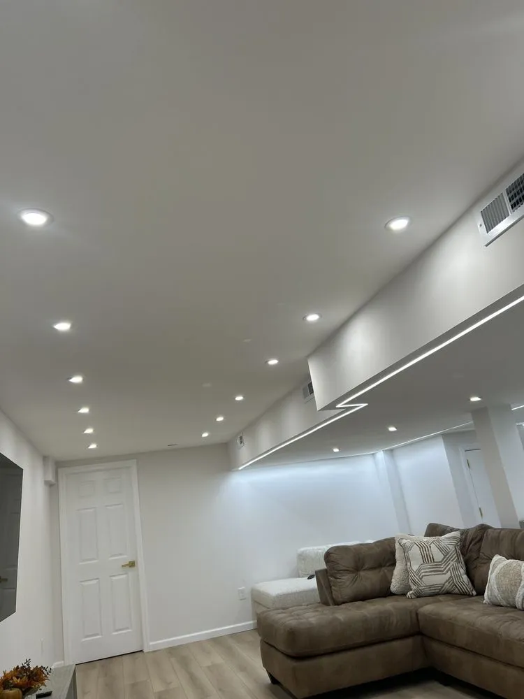 Certified electrician providing circuit breaker repair in , 