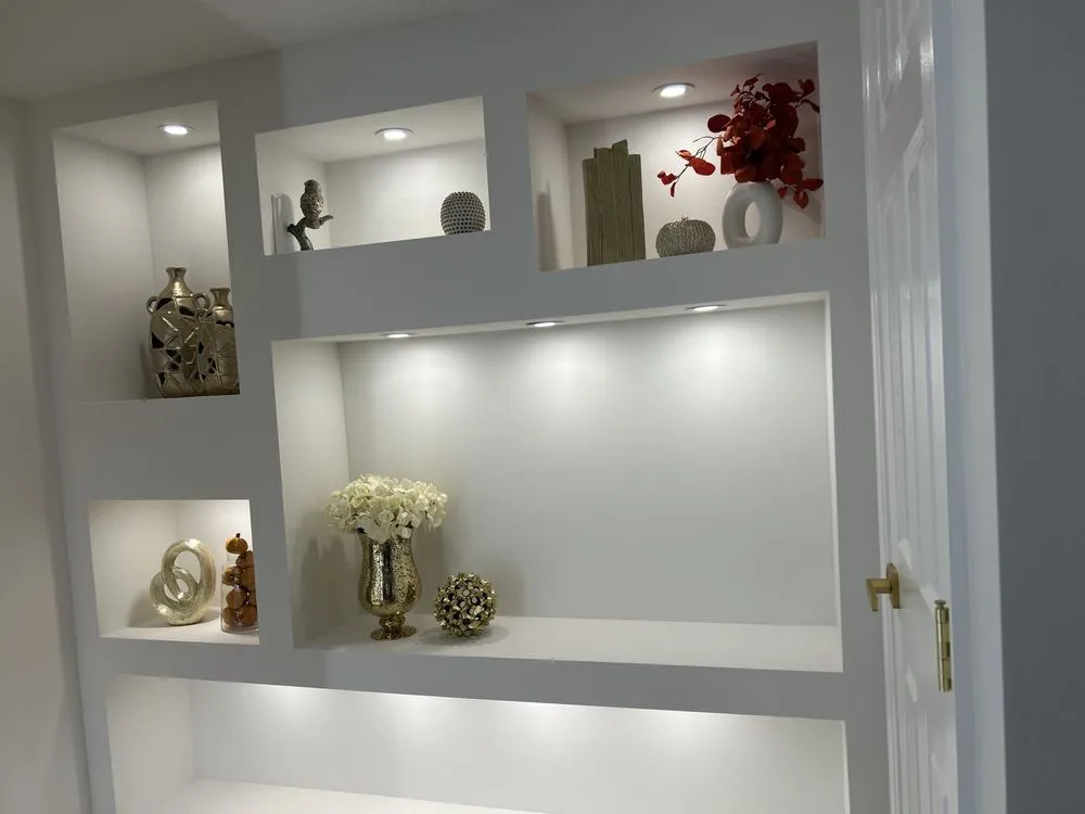 Licensed electrician providing electrical repair in , 