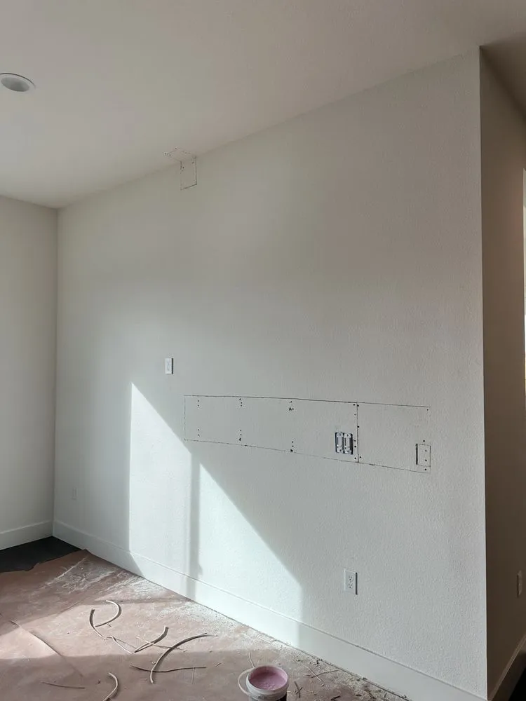 Licensed electrician providing circuit breaker repair in , 