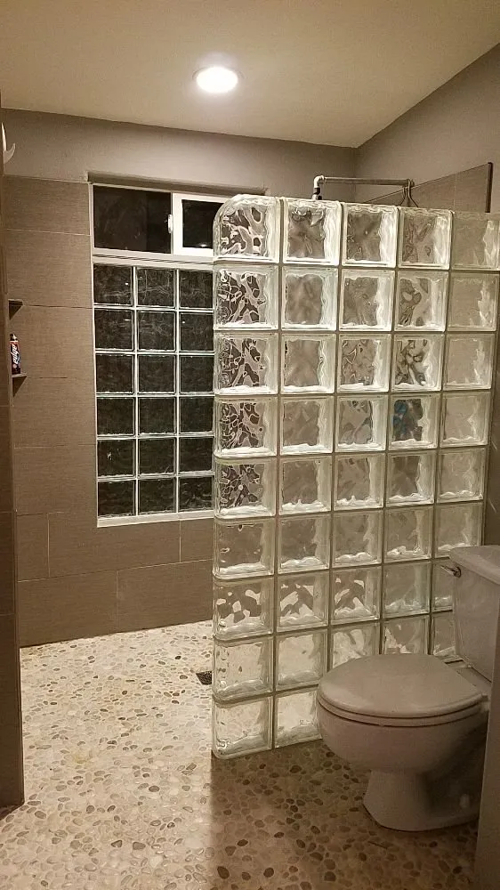 Licensed electrician providing circuit breaker repair in , 