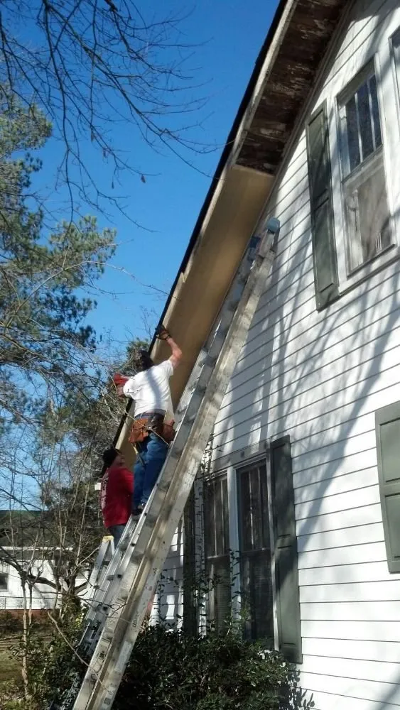 Expert electrician providing electrical repair in , 