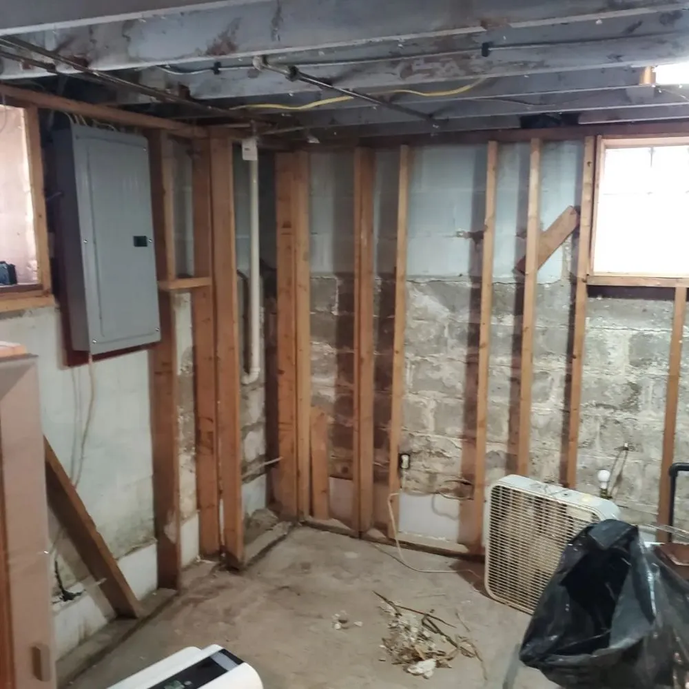 Expert electrician providing emergency electrical service in , 