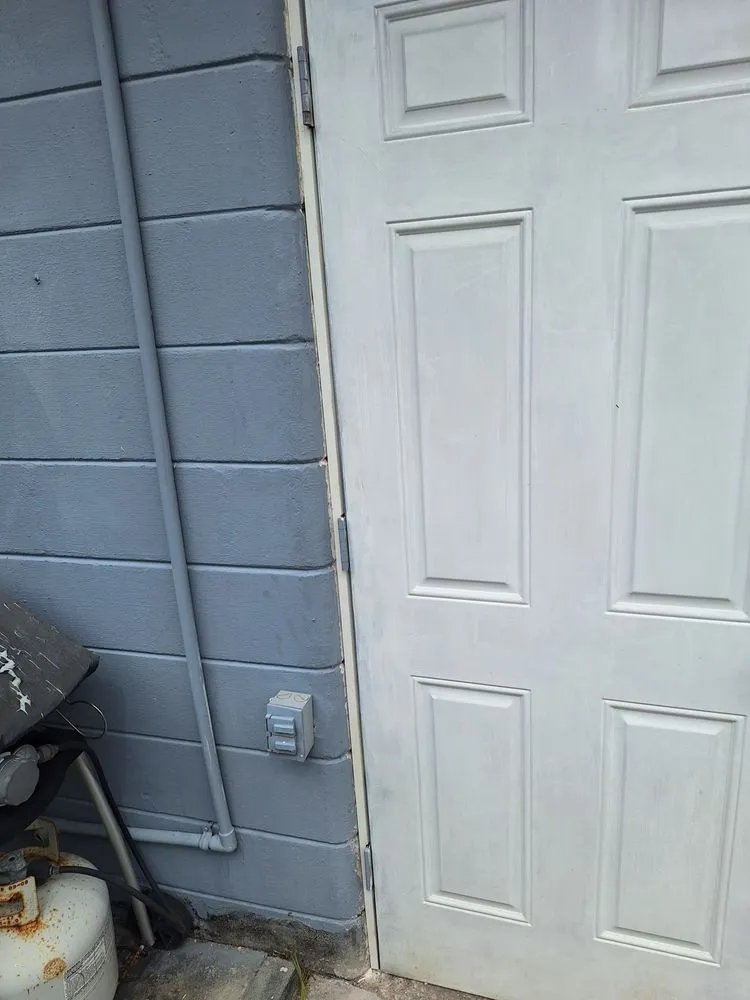 Reliable electrician providing emergency electrical service in Tampa Bay, FL - General Services Handyman