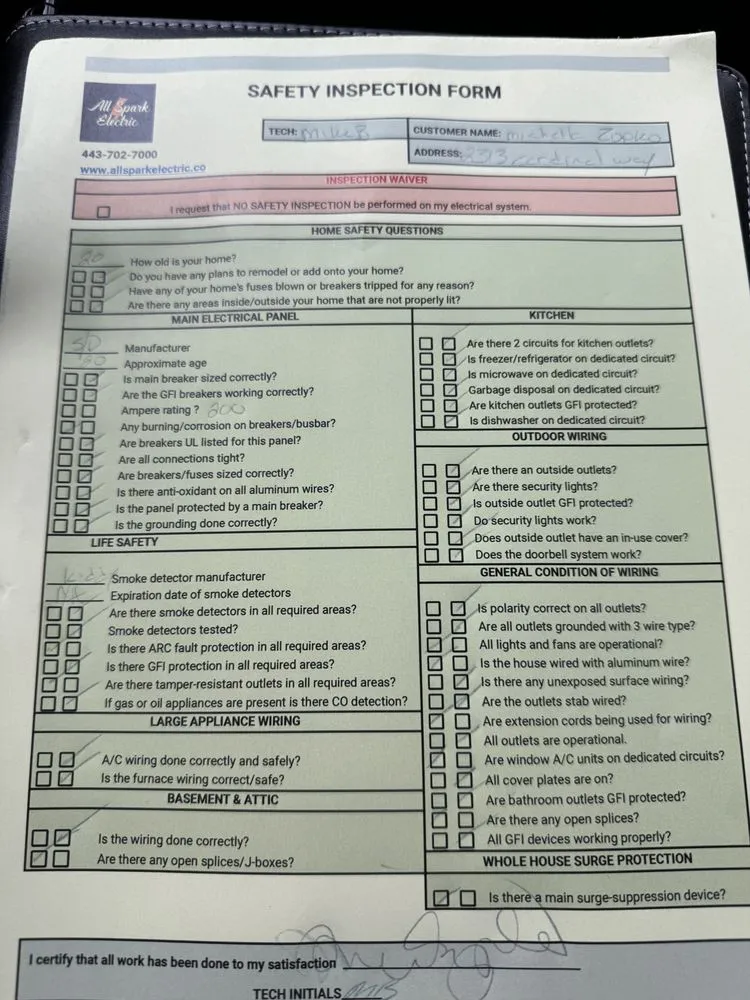 Emergency electrician providing electrical repair in , 