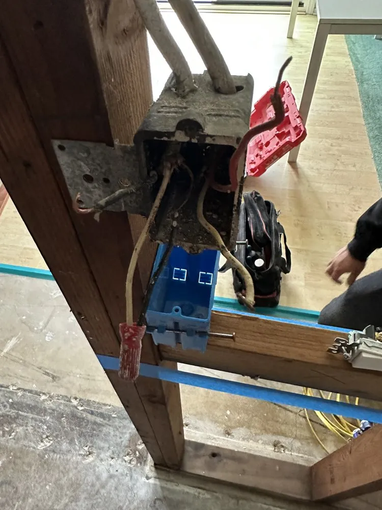 Trusted electrician providing emergency electrical service in , 