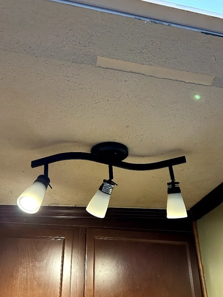 Licensed electrical service for homes in lighting installation,  by 