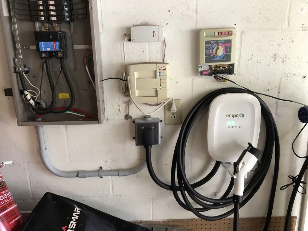 Licensed electrician providing emergency electrical service in , 