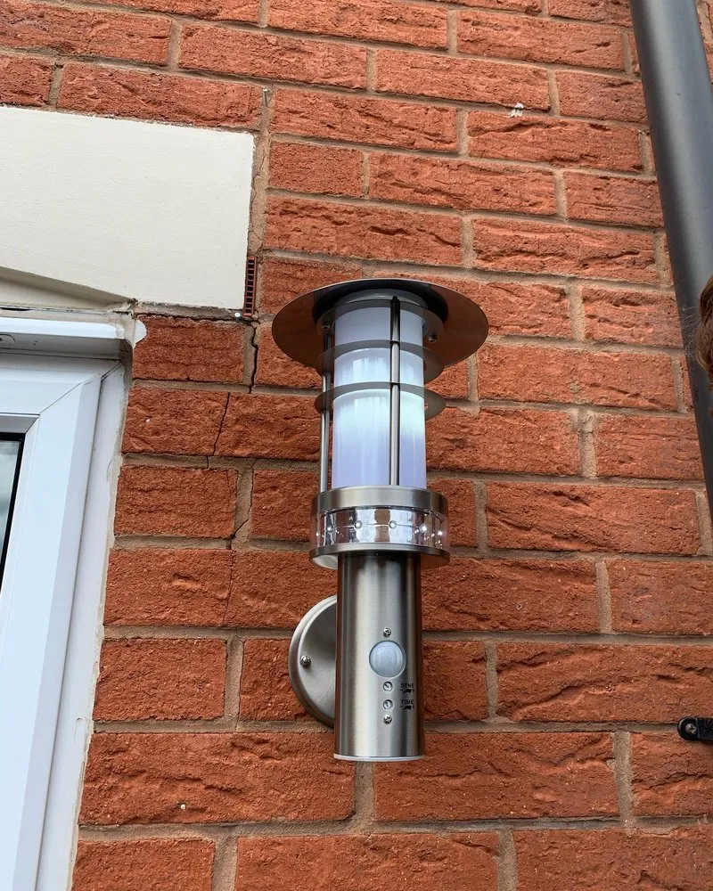 Slide of Glitch Emergency Electrician