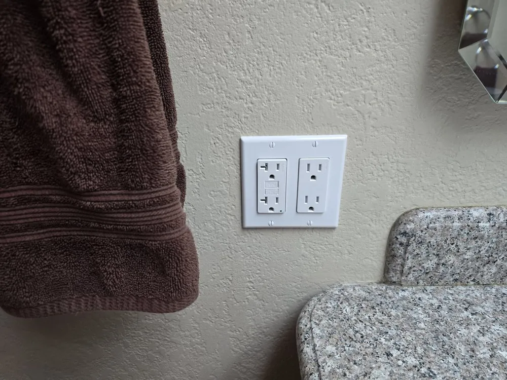 Emergency electrician providing circuit breaker repair in Encino, CA - Go Green Electric