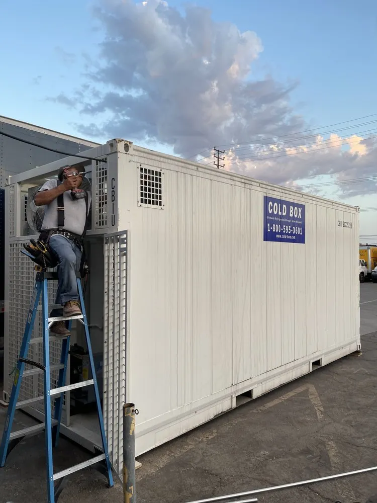 Professional electrician providing electrical repair in , 