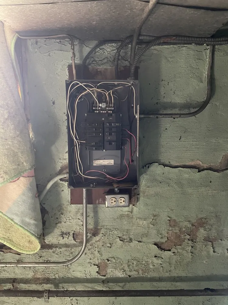 Expert electrician providing emergency electrical service in , 