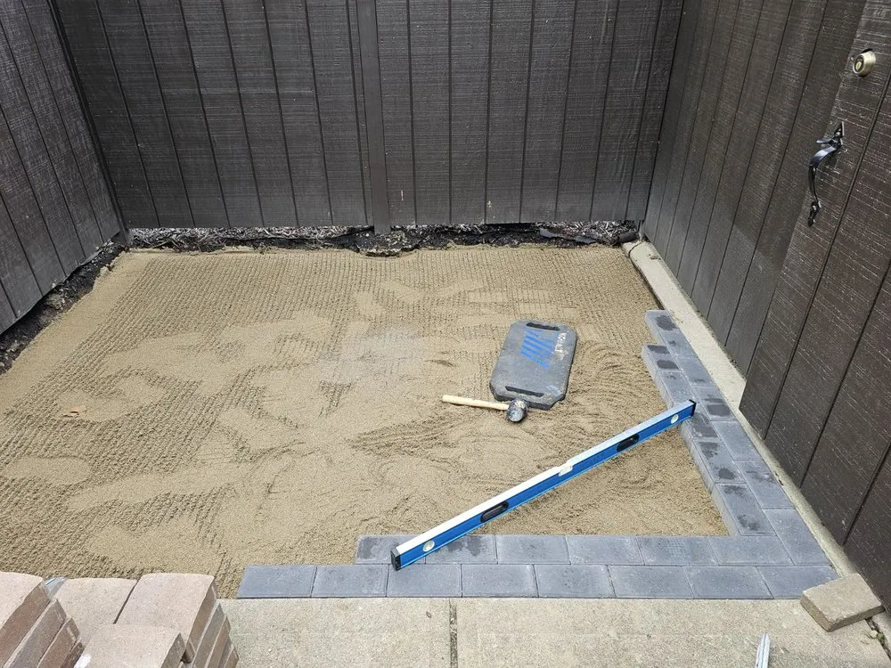 Expert electrician providing emergency electrical service in , 