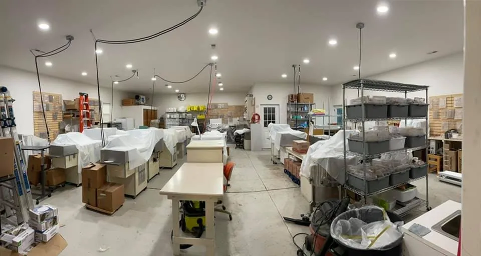 Licensed electrician providing emergency electrical service in , 