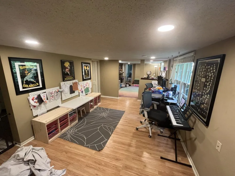 Slide of Gray Duck Electric