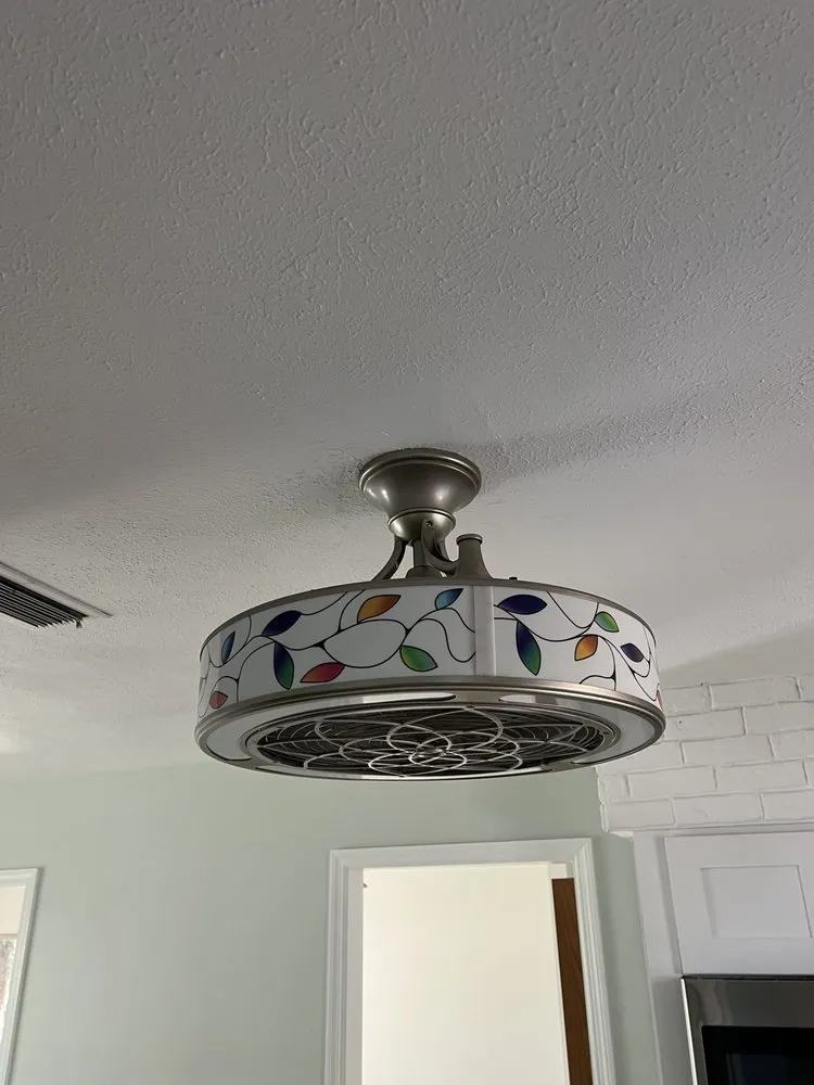 Affordable electrician providing emergency electrical service in , 