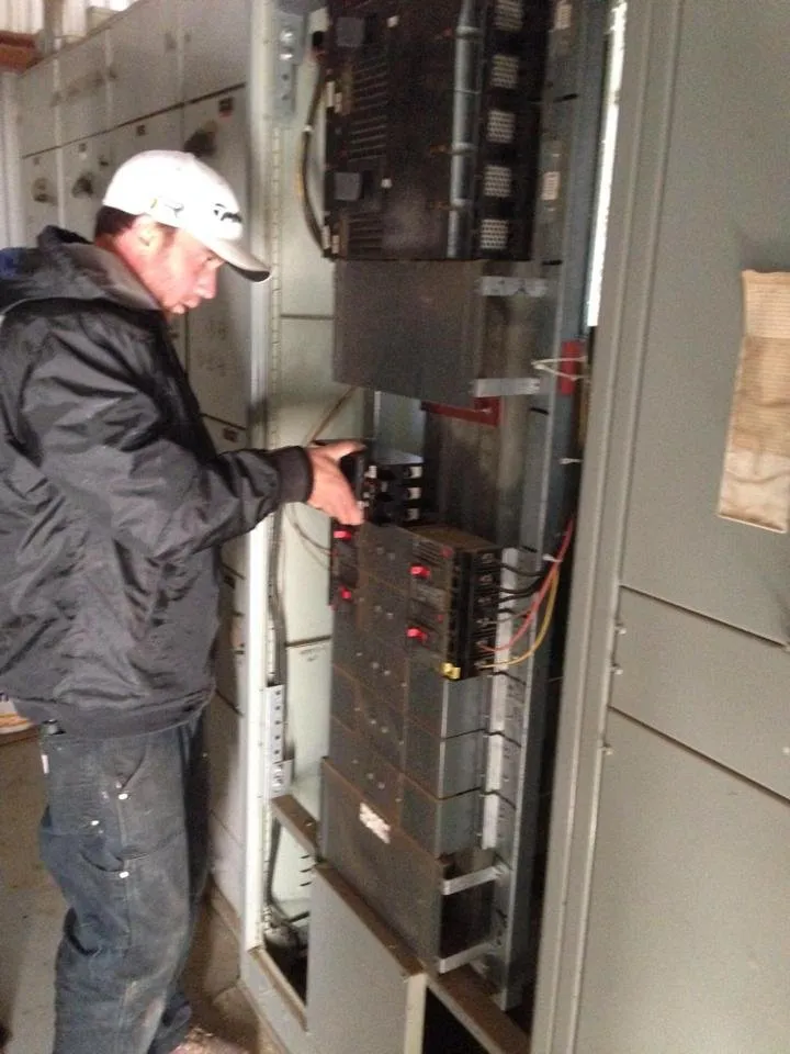 Certified electrician providing emergency electrical service in , 