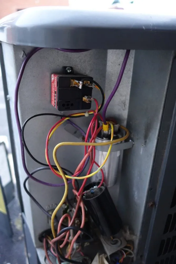 Expert electrician providing electrical repair in , 