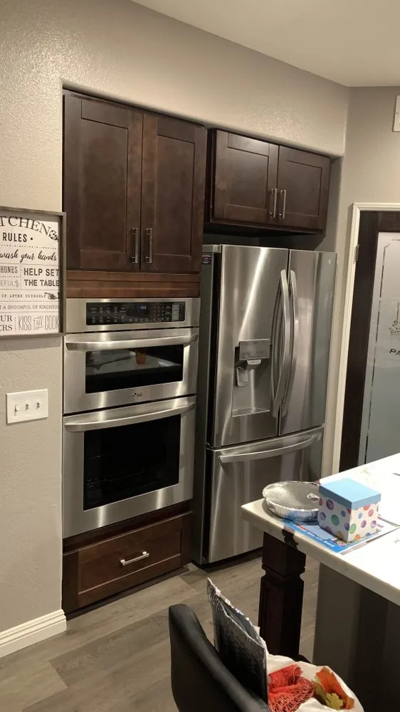 Licensed electrician providing circuit breaker repair in ,