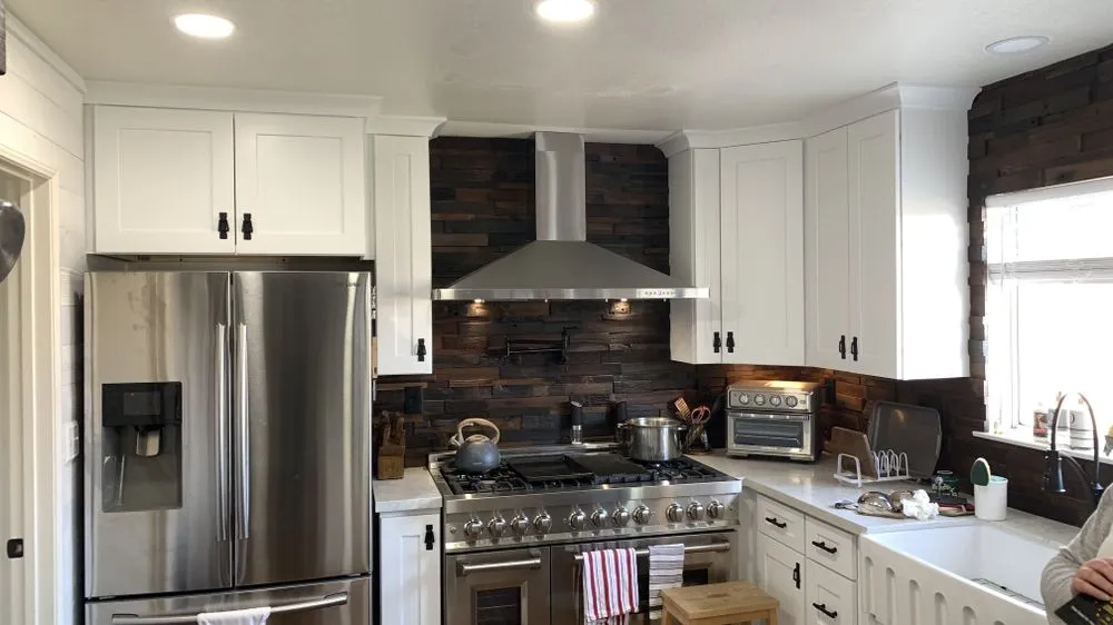 Affordable electrician providing electrical repair in ,