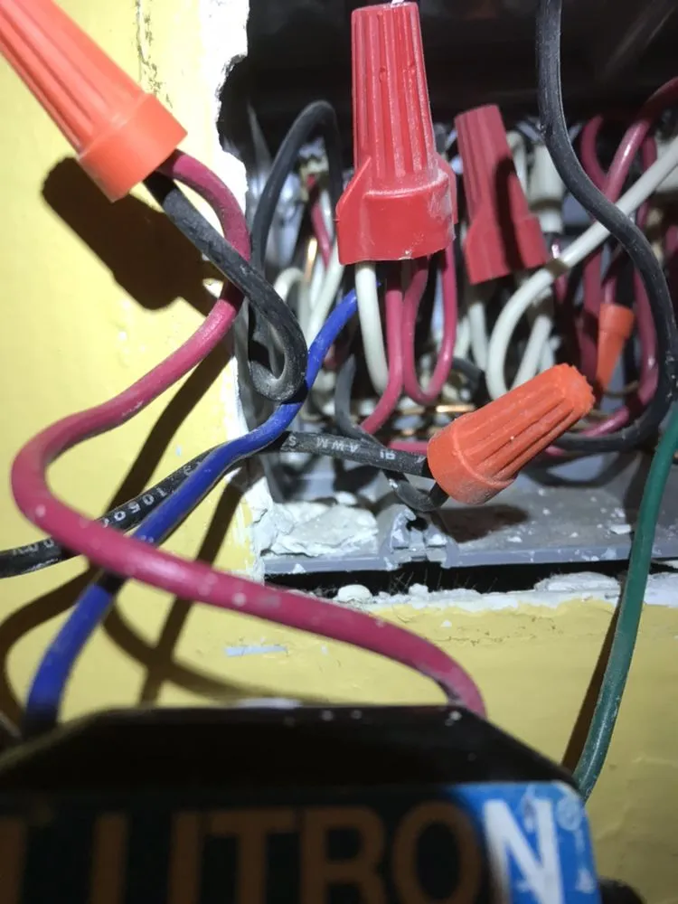 Licensed electrician providing emergency electrical service in , 