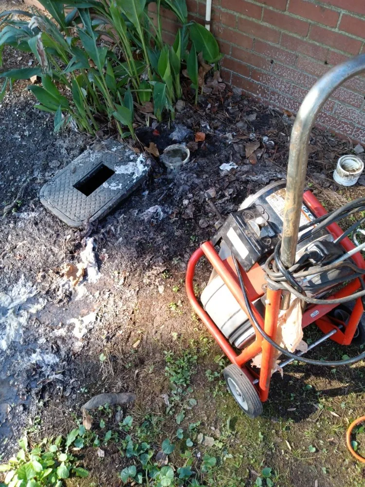 Licensed electrician providing emergency electrical service in , 