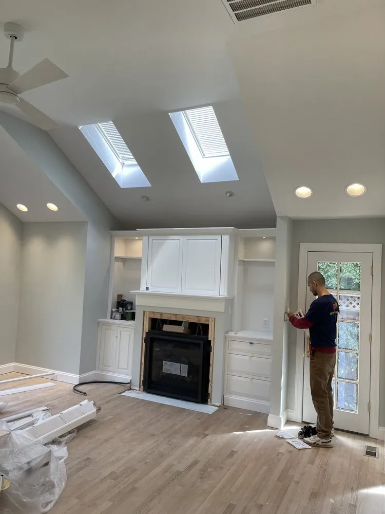 Licensed electrician providing circuit breaker repair in , 