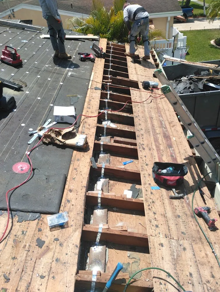 Emergency electrician providing lighting installation in ,