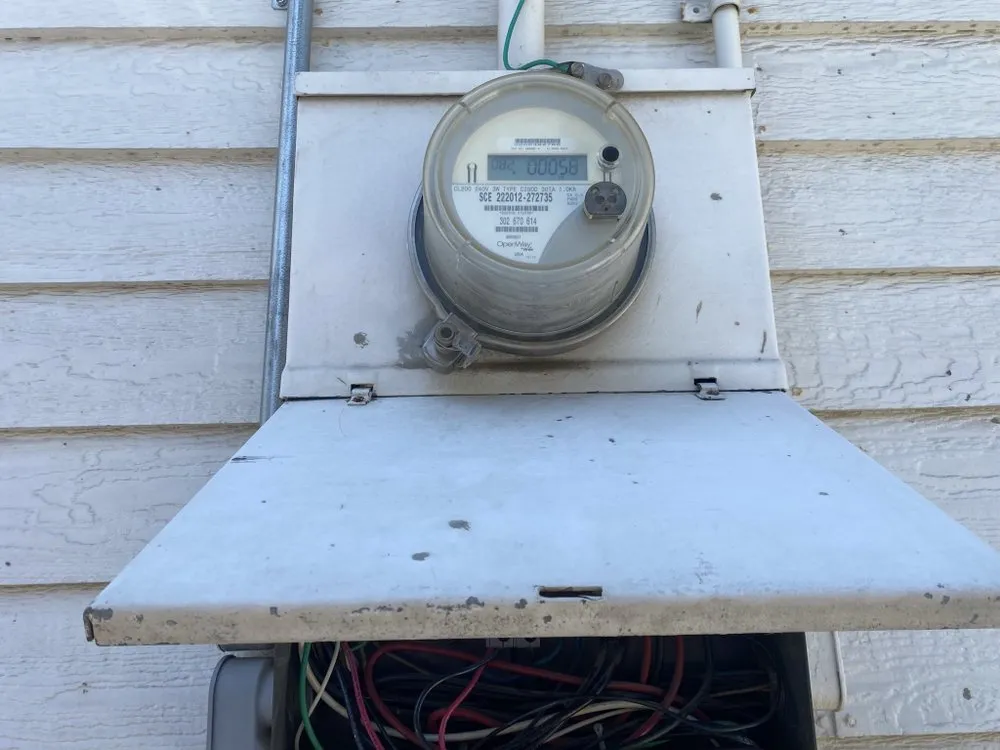 Slide of Gus's Electrical Services