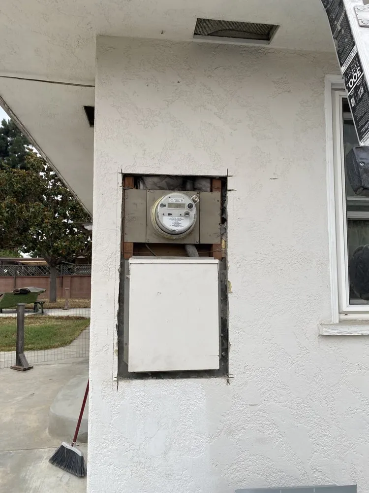 Slide of Gus's Electrical Services