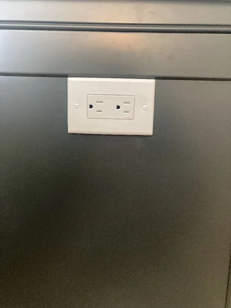 Emergency electrician providing emergency electrical service in , 