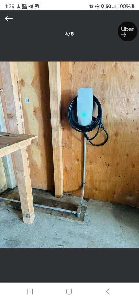 Emergency electrician providing electrical repair in , 