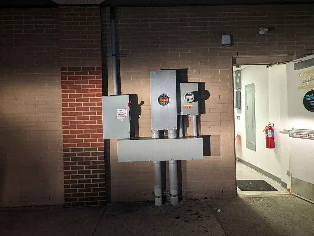 Licensed electrician providing electrical repair in , 