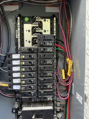 Halligan Electric Logo