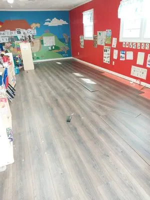 Hall's Innovative Services Logo