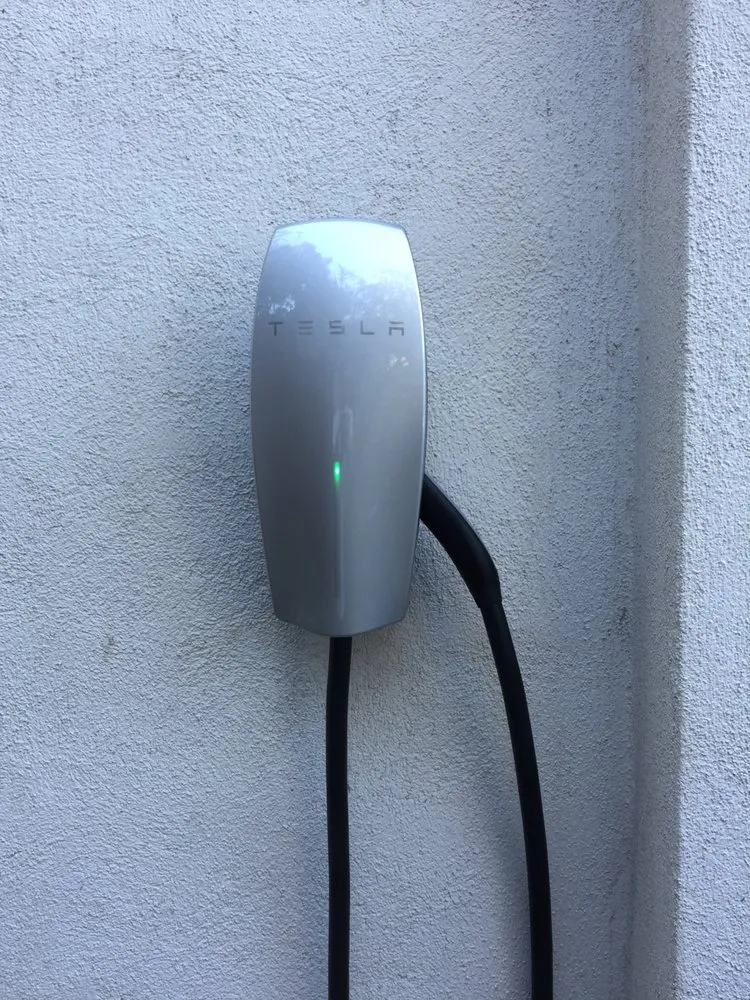 Licensed electrician providing circuit breaker repair in ,