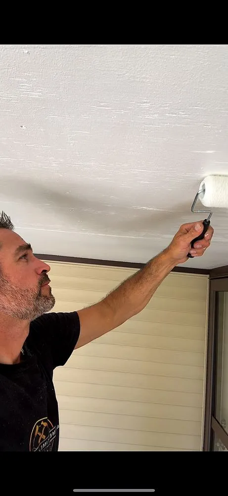 Expert electrician providing electrical repair in , 