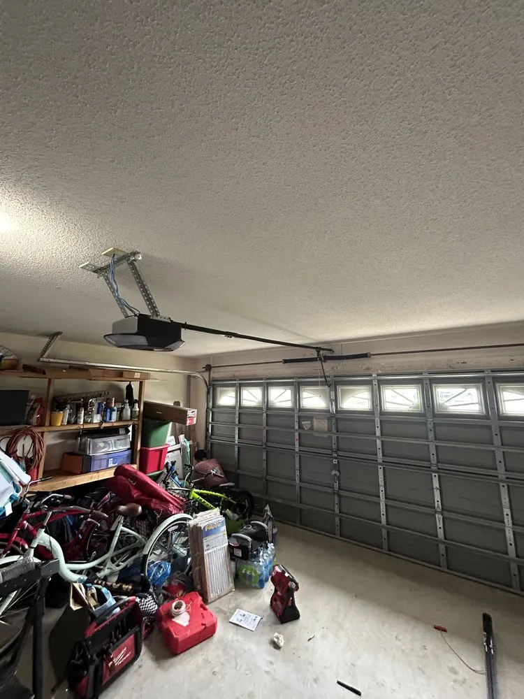 Emergency electrician providing electrical repair in , 