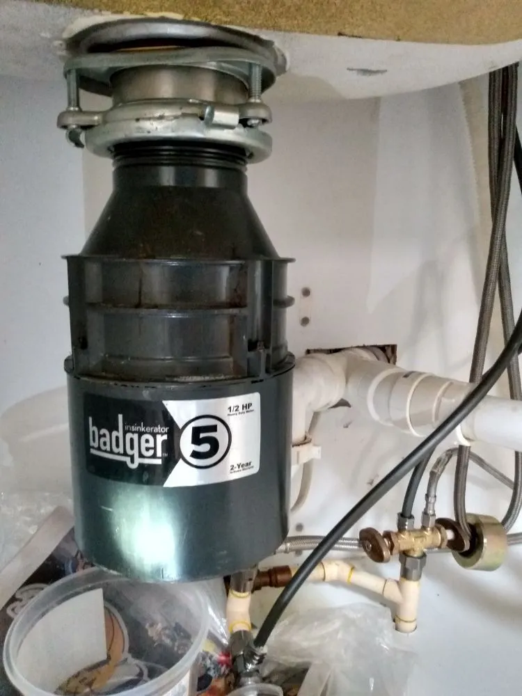 Licensed electrician providing emergency electrical service in , 