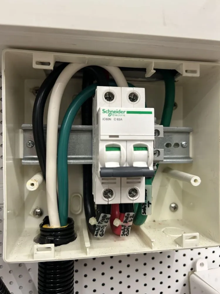 Emergency outlet and switch repair service in ,  - Handyman  electrical help