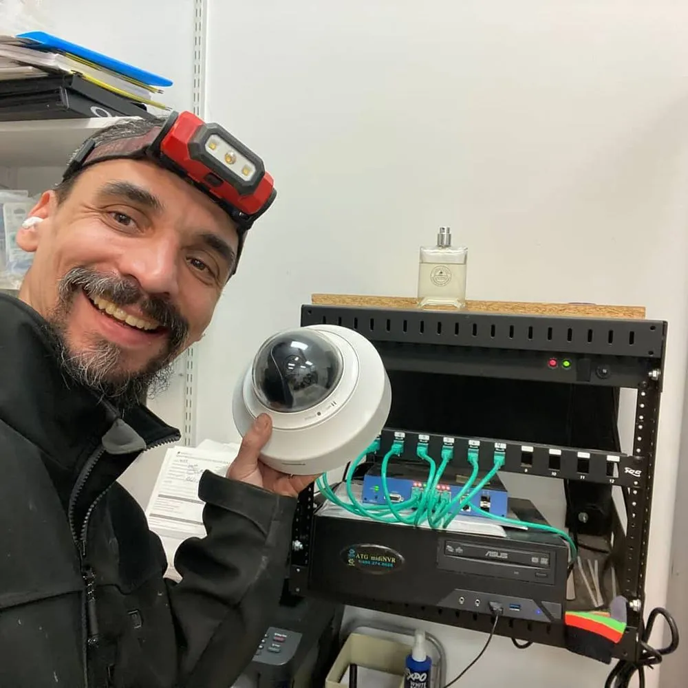 Professional electrician providing circuit breaker repair in Cincinnati, OH - Handyman Gabriel Barrandeguy