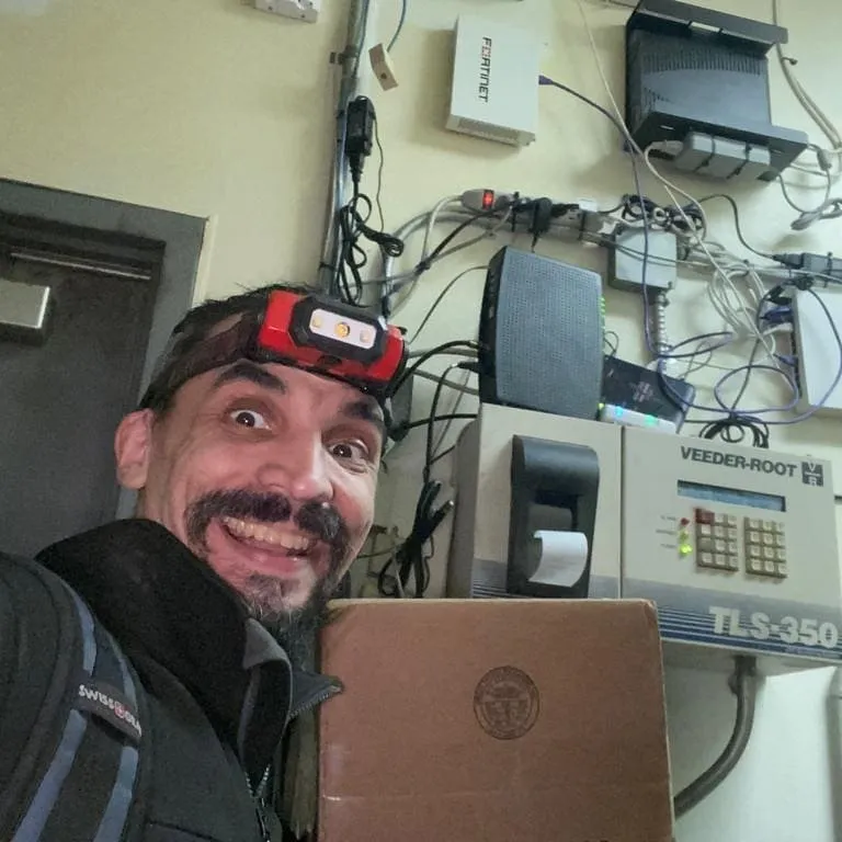 Expert electrician providing emergency electrical service in Cincinnati, OH - Handyman Gabriel Barrandeguy