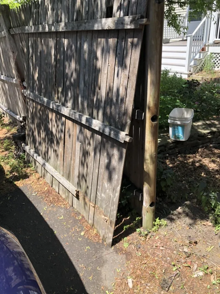 Emergency electrician providing circuit breaker repair in , 