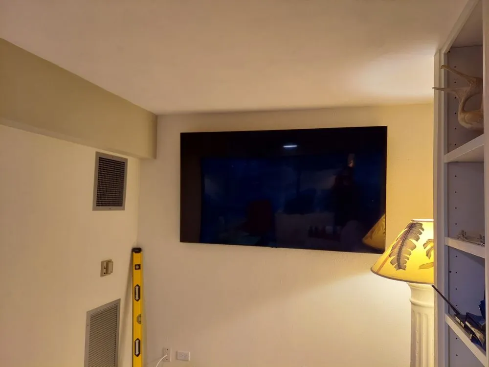 Licensed electrical repair in Urban Honolulu, HI by Handyman Services
