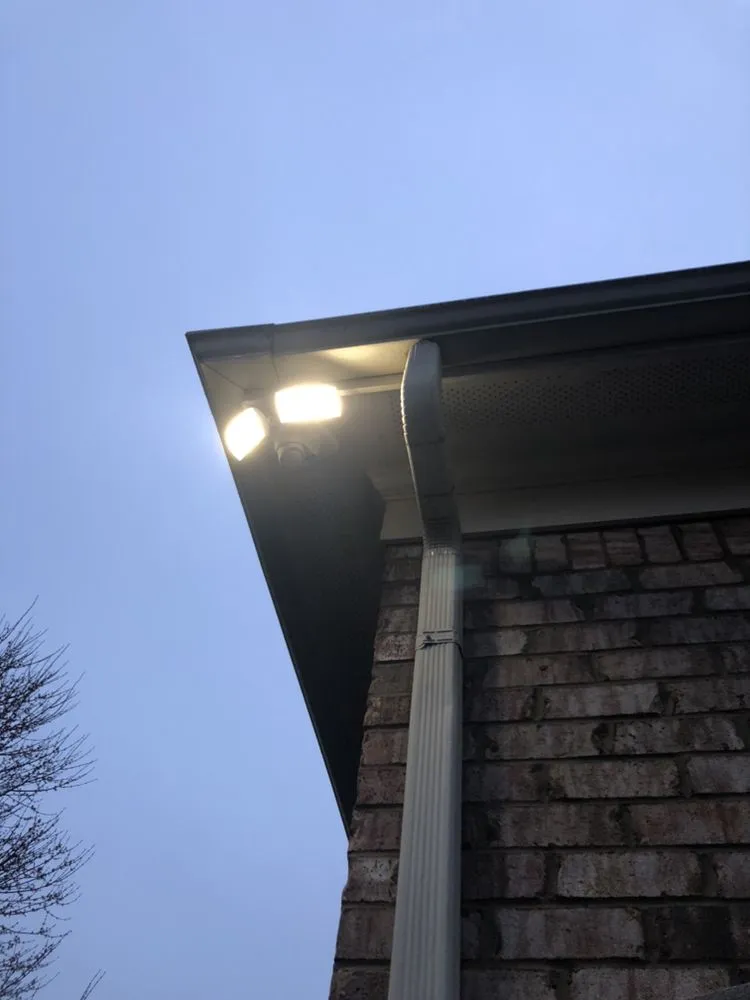 Licensed electrician providing electrical repair in , 