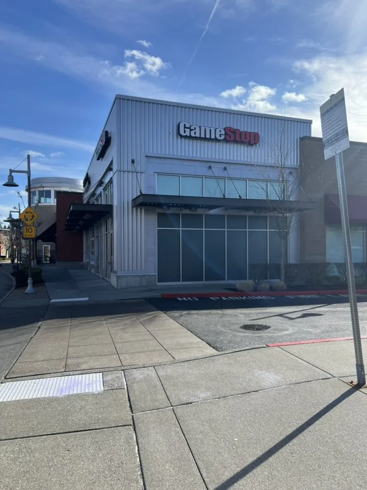 Licensed electrician providing electrical repair in , 