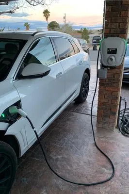 Harlees Electric Logo